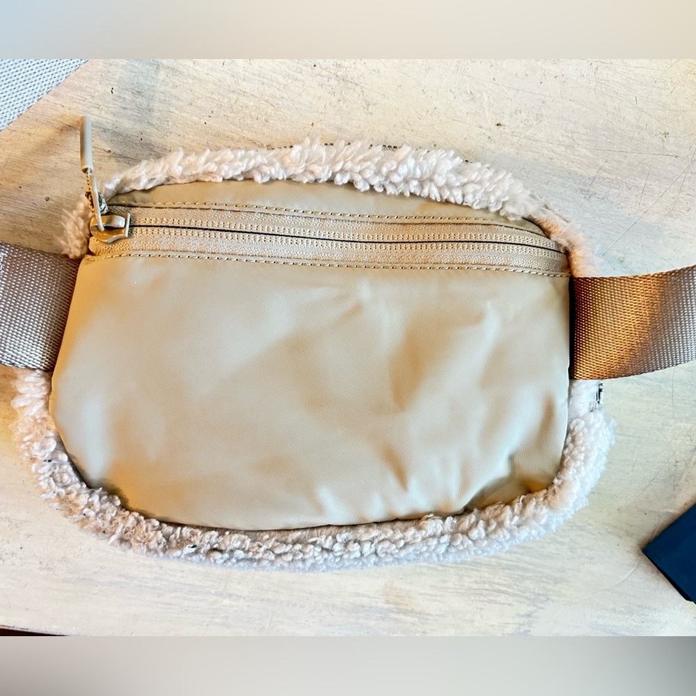 Lululemon Sherpa belt bag - Picture 4 of 4